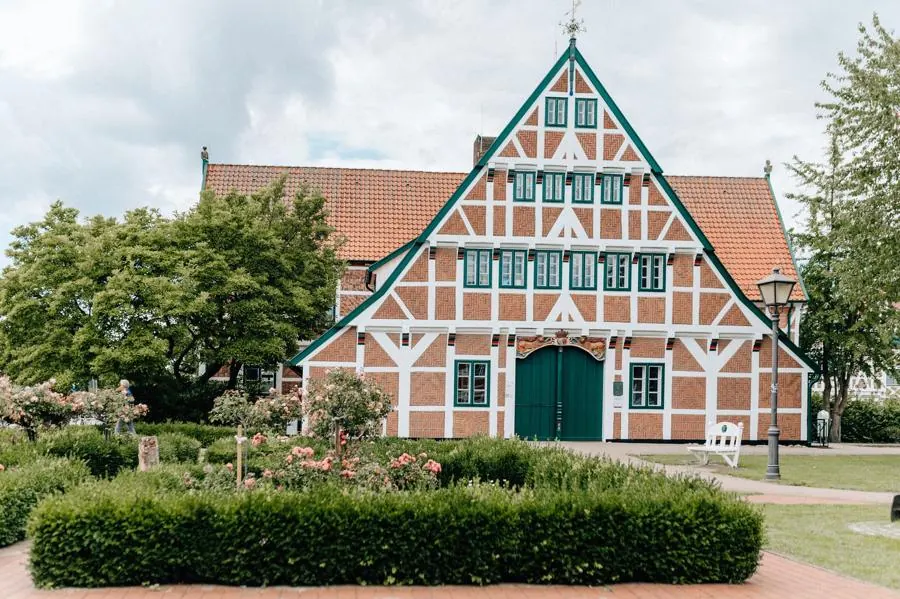 Historisches Fachwerk-Rathaus in Jork mit grüner Tür und Rosengarten, Standesamt im Alten Land