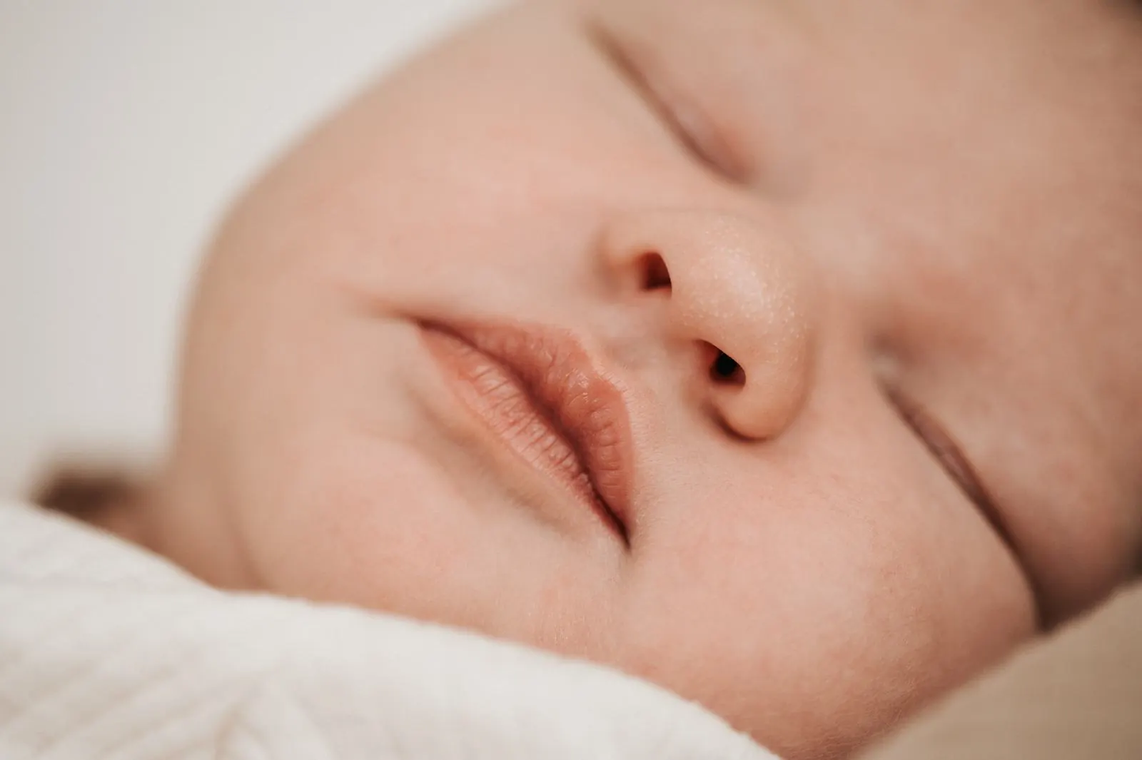 Nahaufnahme von Nase und Lippen eines schlafenden Babys
