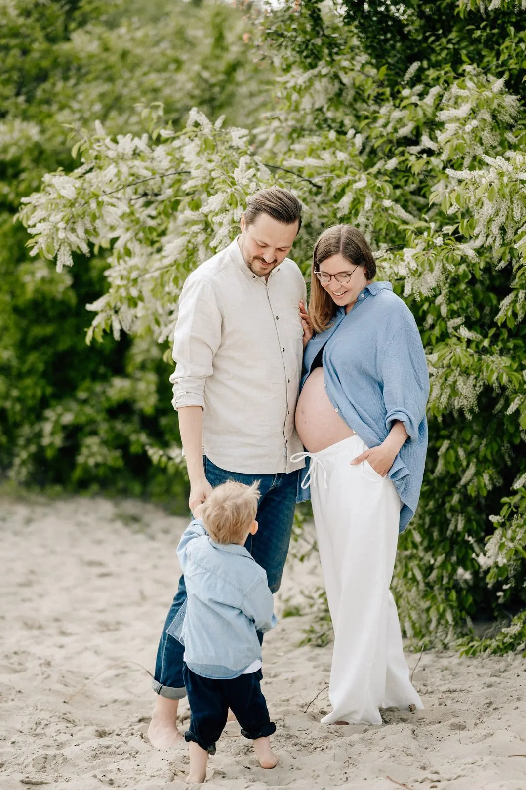 Eltern mit Sohn und Babybauch am Elbstrand, Familienfotografie im Alten Land