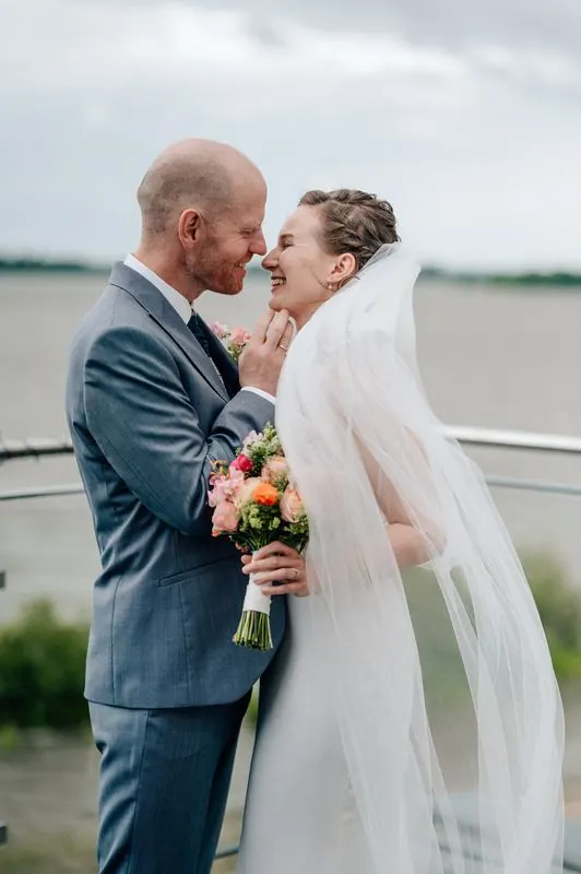 Brautpaar am Elbdeich, Hochzeitsfotografie im Alten Land