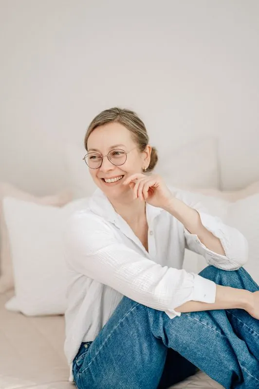 Julia Aßmann, Fotografin in Jork, lacht in ihrem hellen Studio