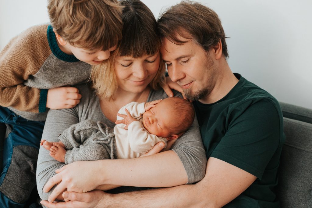 Fotos von neugeborenen Baby kurz nach der Geburt im Krankenhaus Fotoshooting mit Baby und Familie im eigenen zu Hause von Babyfotografin Julia Aßmann in Jork für Hamburg und Buxtehude